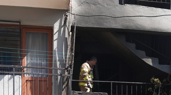 İzmir'de apartman dairesinde yangın