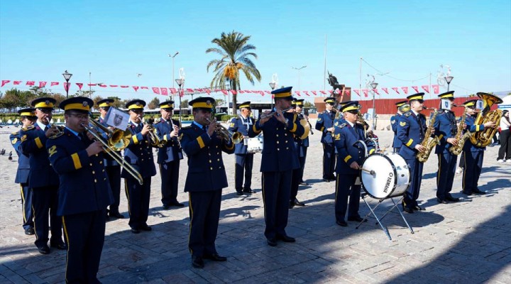 İzmir'de askeri bando Cumhuriyet konseri