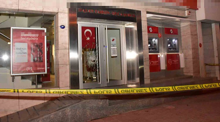 İzmir'de bankanın kapısını taşla kırdılar!