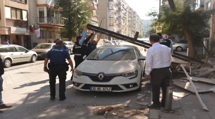 İzmir'de bina çöktü