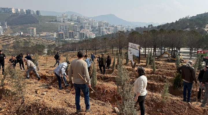 İzmir'de depremde hayatını kaybedenler anısına fidan dikildi