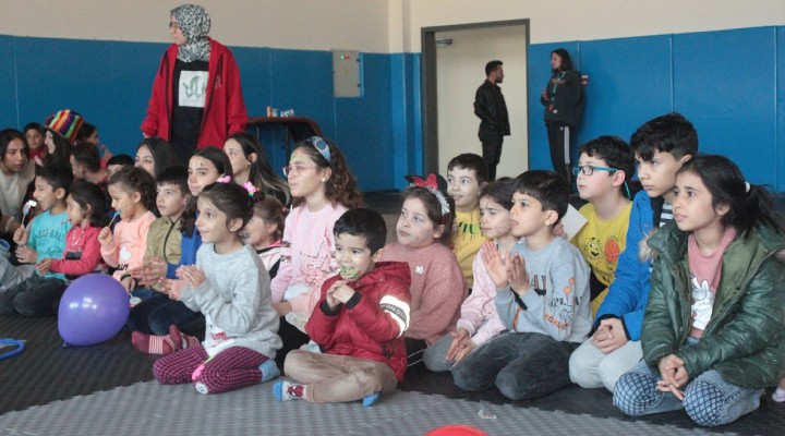 İzmir'de depremzede çocuklara moral
