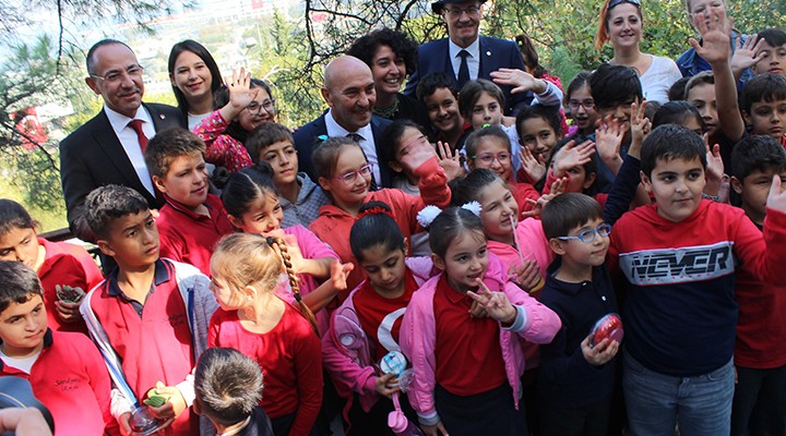 İzmir'de dijital kütüphane açıldı