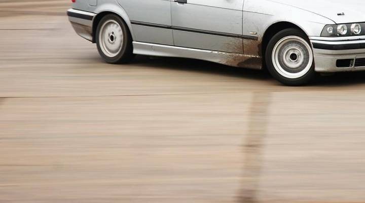 İzmir'de drift yapan sürücünün aracı trafikten men edildi