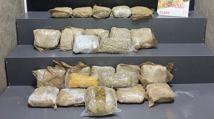 İzmir'de durdurulan araçtan 12,2 kilogram uyuşturucu çıktı!