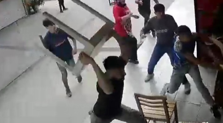 İzmir'de esnaf kavgası... Sandalyeler havada uçuştu