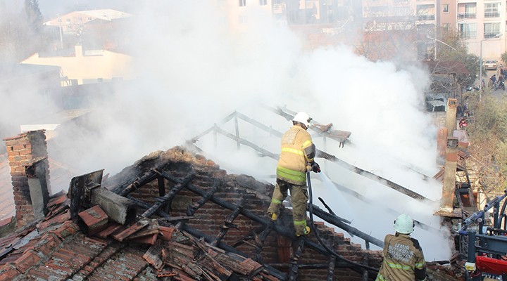 İzmir'de ev yangını.. 80 yaşındaki kadın hastaneye kaldırıldı