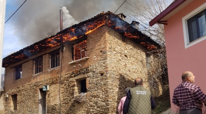 İzmir'de ev yangını: 96 yaşındaki kadın kurtarılamadı