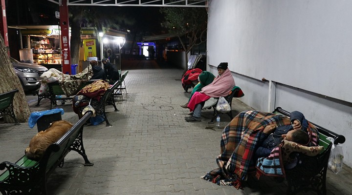 İzmir'de evsizler yardım bekliyor
