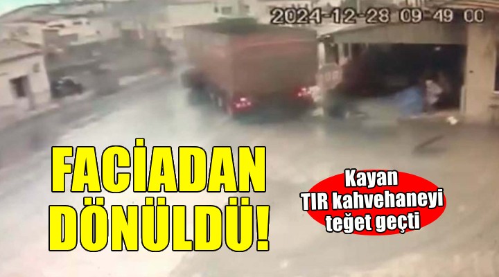 İzmir'de faciadan dönüldü... Kayan TIR kahvehaneyi teğet geçti!