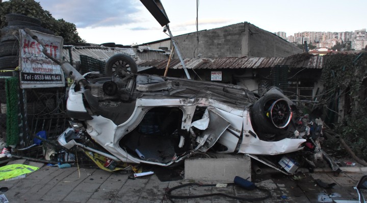 İzmir'de feci kaza... Aşırı hız 2 ölüm getirdi!