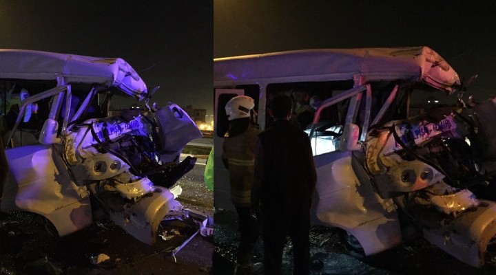 İzmir'de feci kaza... Minibüs tıra çarptı!