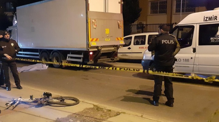 İzmir'de feci ölüm! Gece bisiklet süren Suriyeli, kamyonun altında kaldı