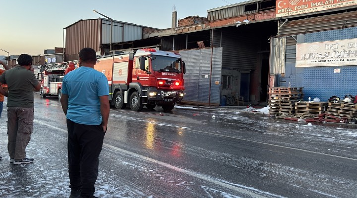 İzmir'de geri dönüşüm tesisinde yangın