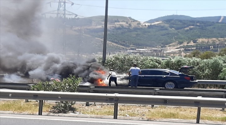 İzmir'de hareket halindeki otomobil yandı