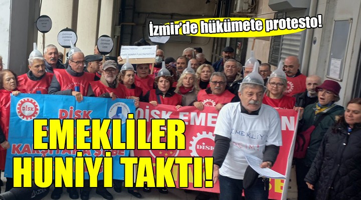 İzmir'de huni takan emekliler hükümeti protesto etti
