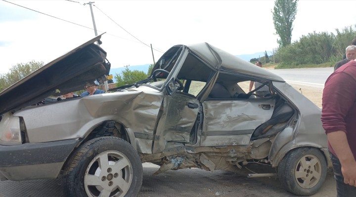 İzmir'de iki araç çarpıştı: 6 yaralı!