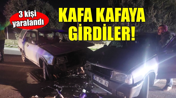 İzmir'de iki otomobil kafa kafaya çarpıştı: 3 yaralı