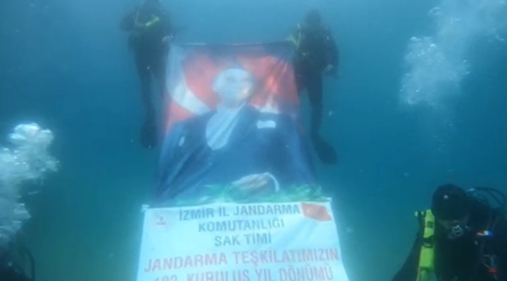 İzmir'de jandarma, kuruluş yıl dönümünü su altında kutladı!