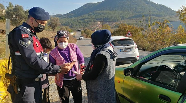 İzmir'de jandarmadan kadınlara karanfil