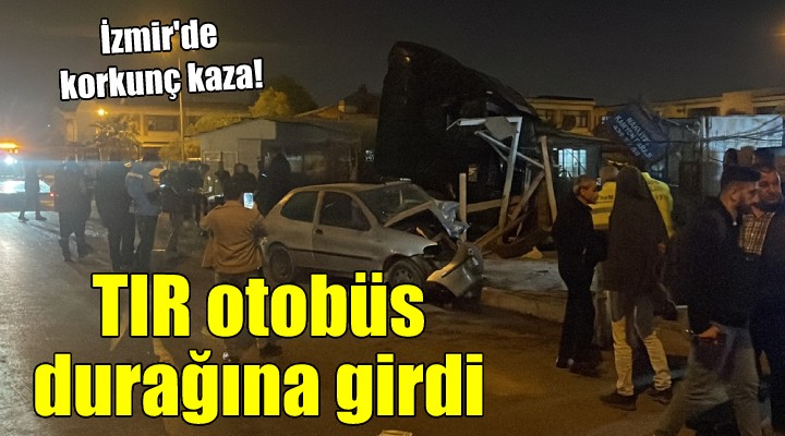 İzmir'de korkunç kaza... TIR otobüs durağına girdi!