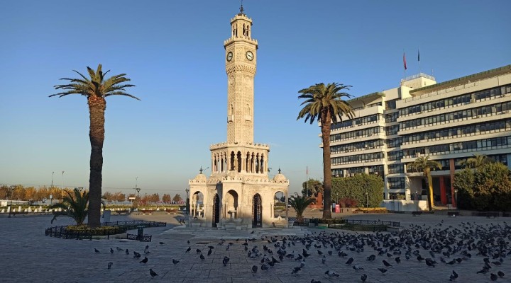 İzmir'de meydanlar boş kaldı