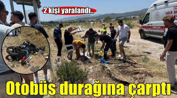 İzmir'de motosiklet, otobüs durağına çarptı: 2 yaralı