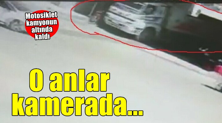 İzmir'de motosikletin kamyonun altında kaldığı kaza kamerada: 1 ölü, 1 yaralı