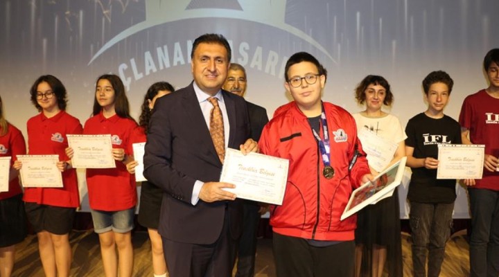 İzmir'de öğrencilere bilim ödülleri dağıtıldı