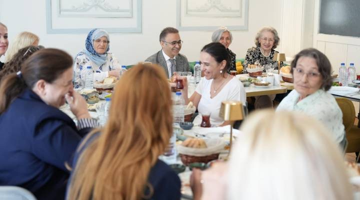 İzmir'de öğretmenler, kendileri gibi öğretmen olan çocuklarıyla kahvaltıda bir araya geldi