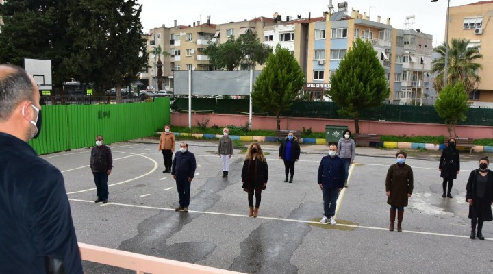 İzmir'de okul bahçesinde bayrak töreni