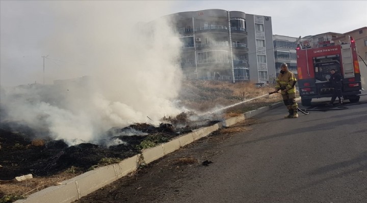 İzmir'de otluk alanda çıkan yangın söndürüldü