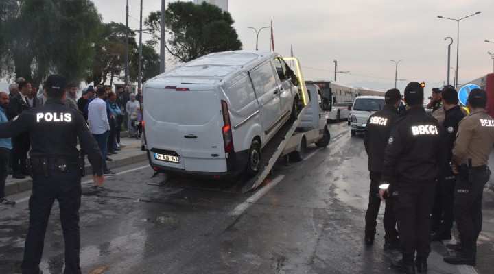 İzmir'de panelvan minibüs devrildi
