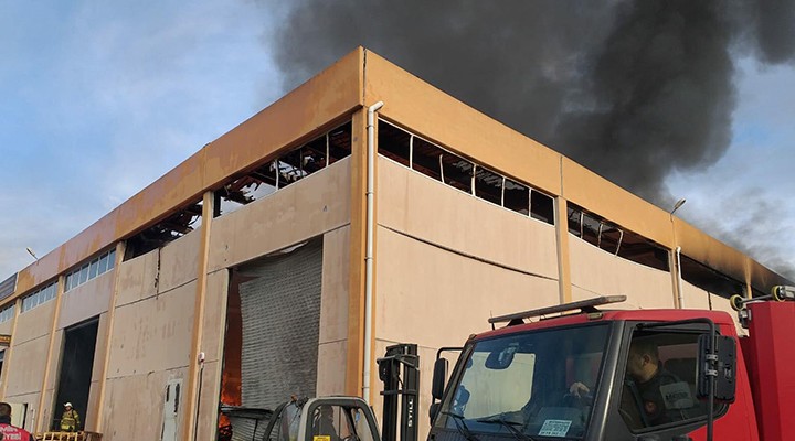 İzmir'de panik... Depo yangını iki fabrikaya sıçradı!