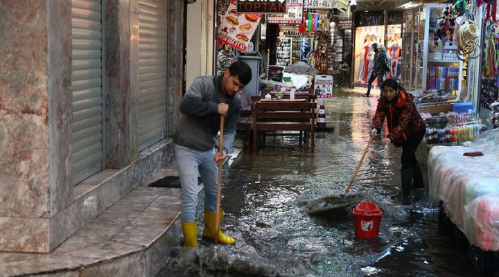İzmir'de sağanak... İş yerlerini su bastı!