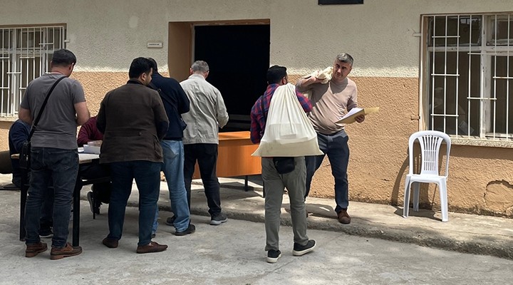İzmir'de seçim torbaları sandık kurullarına teslim ediliyor