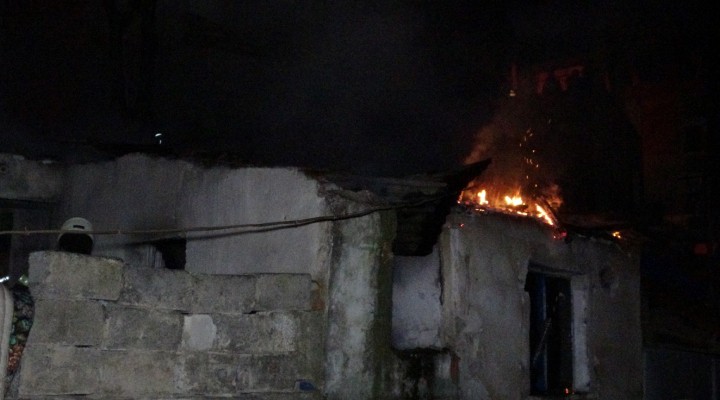 İzmir'de tek katlı evde yangın paniği