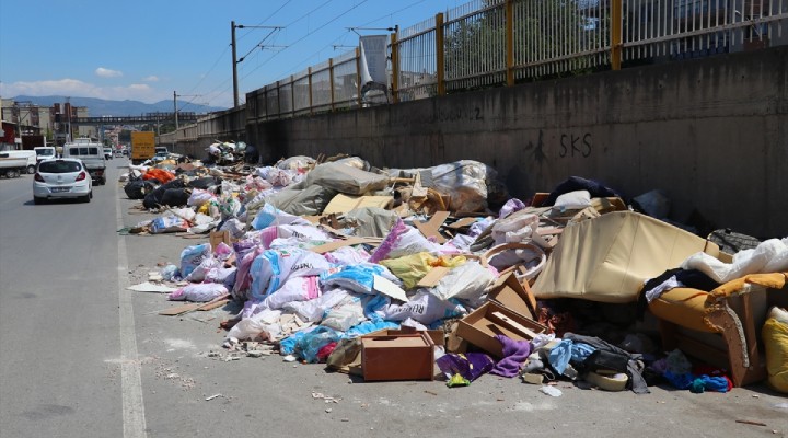 İzmir'de toplanmayan mobilya atıklarına tepki