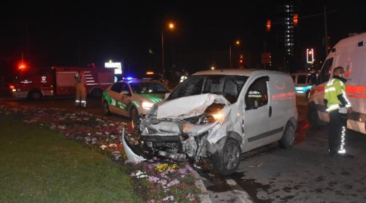 İzmir'de trafik kazası: 1'i ağır 4 yaralı