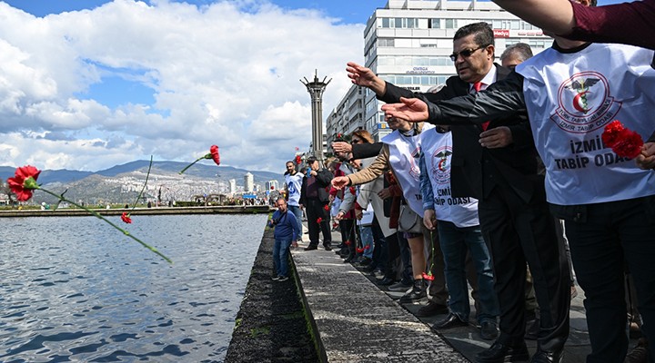 İzmir'de vefat eden sağlık çalışanları için denize karanfil bırakıldı