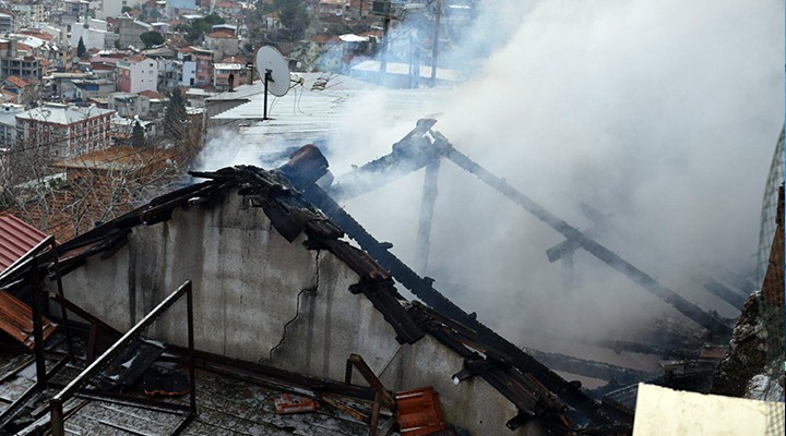 İzmir'de yangın... İki ev kül oldu