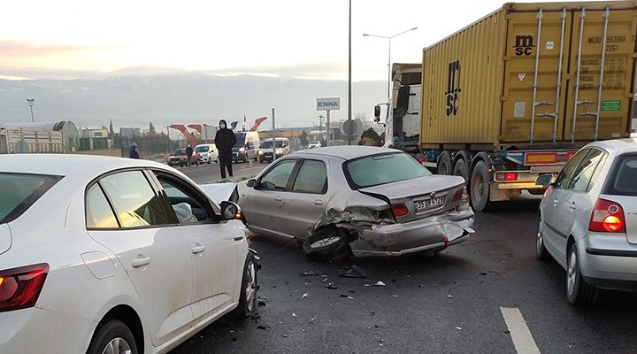 İzmir'de zincirleme kaza... 7 araç birbirine girdi