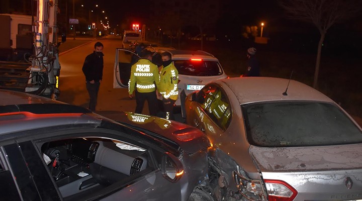 İzmir'de zincirleme kazaları... 14 araç hasar gördü