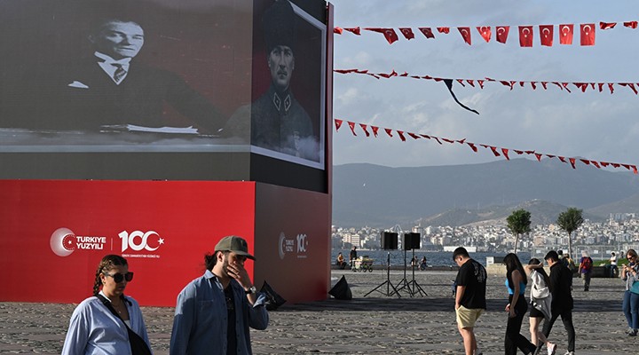 İzmir'e Cumhuriyet'in 100. yılına özel dijital dev ekran kuruldu