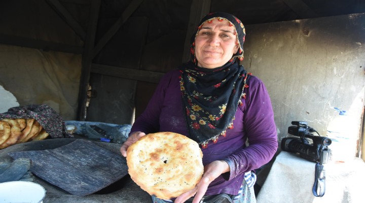 İzmir'in göbeğindeki Güneydoğu... Tandır kurup ekmek yapıyorlar