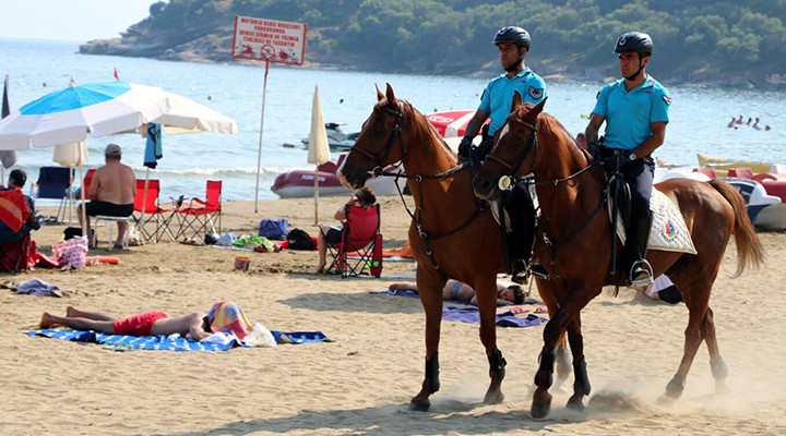 İzmir sahillerinde atlı denetim