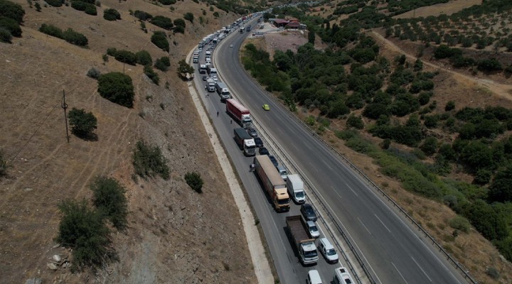 İzmir yolunda 12 kilometrelik kuyruk oluştu!