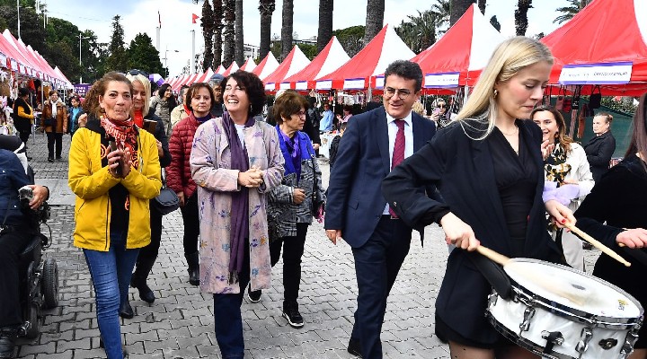 İzmir'de festival havasında Kadınlar Günü kutlaması