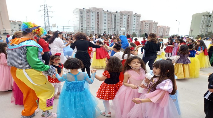 İzmir'deki okulda ‘Masal Kahramanları Festivali' coşkusu... Müdür Akar'dan ‘kitap bağışı' çağrısı