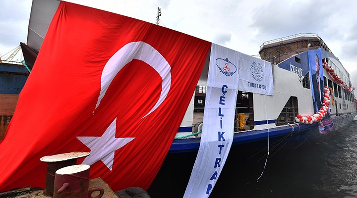 İzmir'in yeni arabalı feribotu suya indirildi
